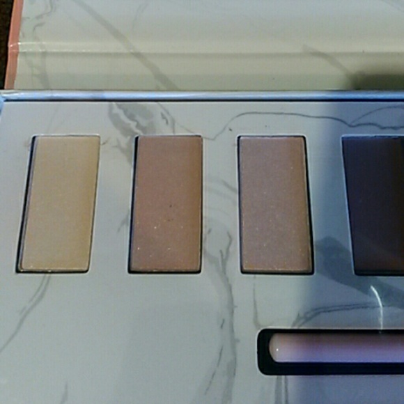 Blush eye shadow pallet - Picture 2 of 7